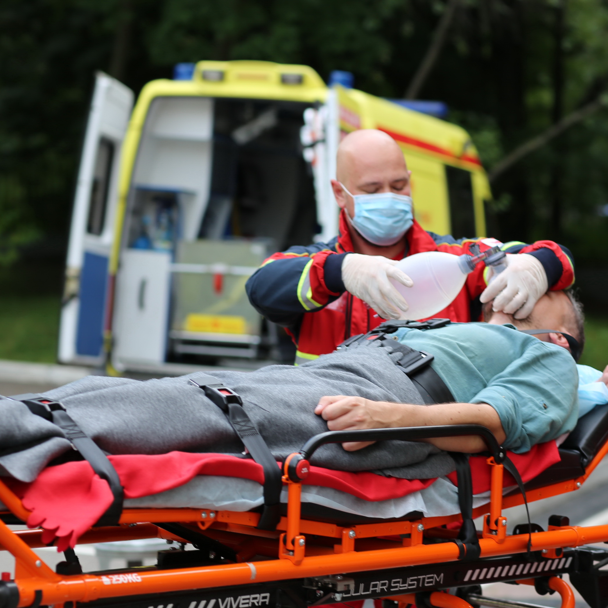 Тяжелобольных в москве. Тяжелобольных в москве. Сиделка мужчина для лежачего больного. Сиделка за лежачими больными. Тяжелобольных в москве.